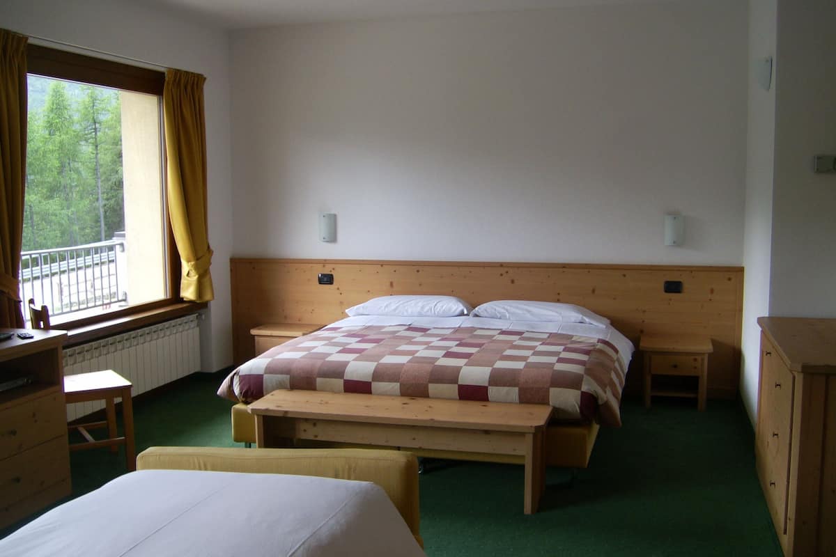 Een kluis op de kamer, een bureau, babybedden, gratis wifi