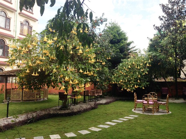 Garden - Alliance Hotel - Boudhanath Stupa (Gokarneshwar)