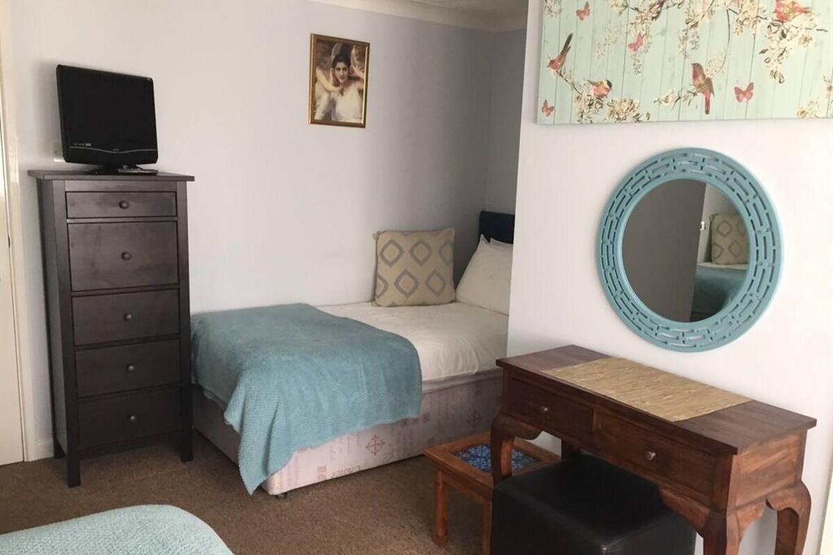 Chambre avec lits jumeaux, salle de bains attenante
