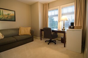 Luxury Suite, Ensuite (Bed and Breakfast) | Lounge - Granville House B&B (Vancouver)