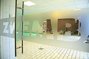 Piscine couverte, chaises longues