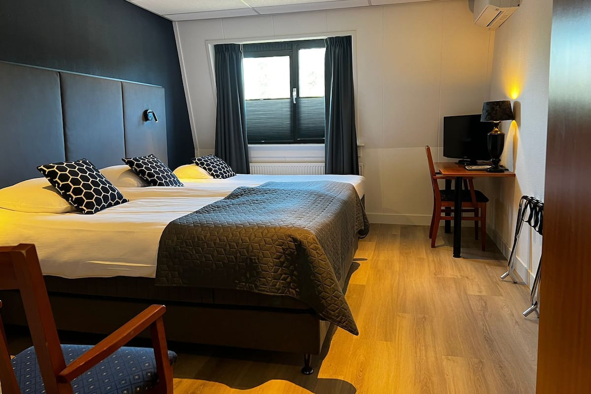 In-room safe, desk, iron/ironing board, free WiFi
