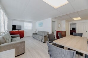 Appartement, 2 slaapkamers (Condo Apartment, 2nd Floor, G Unit) | Woonruimte | Een 32-inch lcd-televisie met kabelzenders, een televisie en boeken
