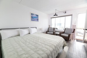 Rom, 1 soverom, bassengutsikt | Allergitestet sengetøy, individuelt dekorert og individuelt innredet