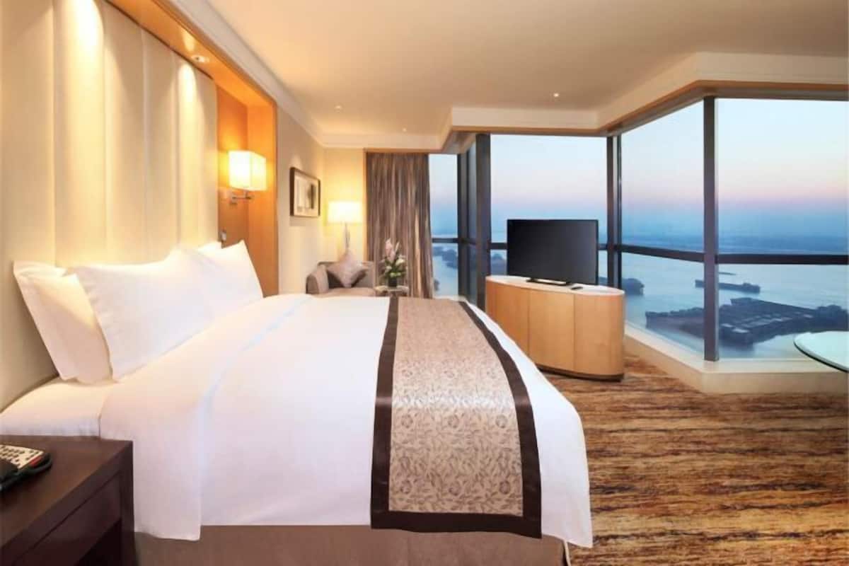 Premium bedding, in-room safe, desk, iron/ironing board