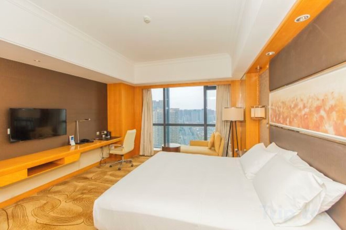 Premium bedding, in-room safe, desk, iron/ironing board
