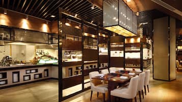 3 restaurantes; se sirve desayuno, almuerzo y cena; cocina internacional