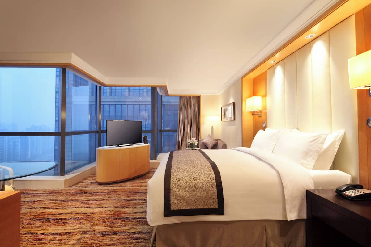 Premium bedding, in-room safe, desk, iron/ironing board