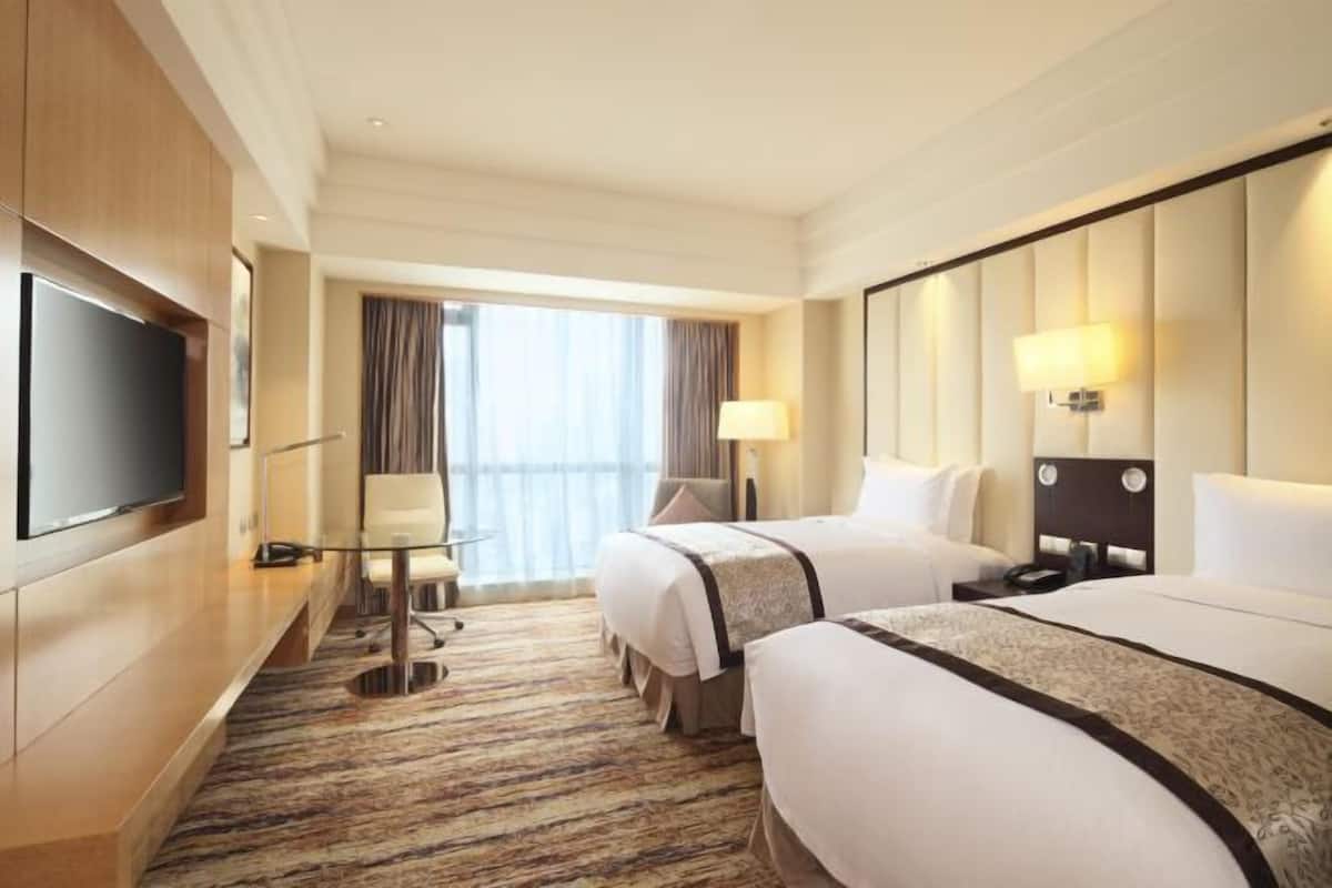 Premium bedding, in-room safe, desk, iron/ironing board