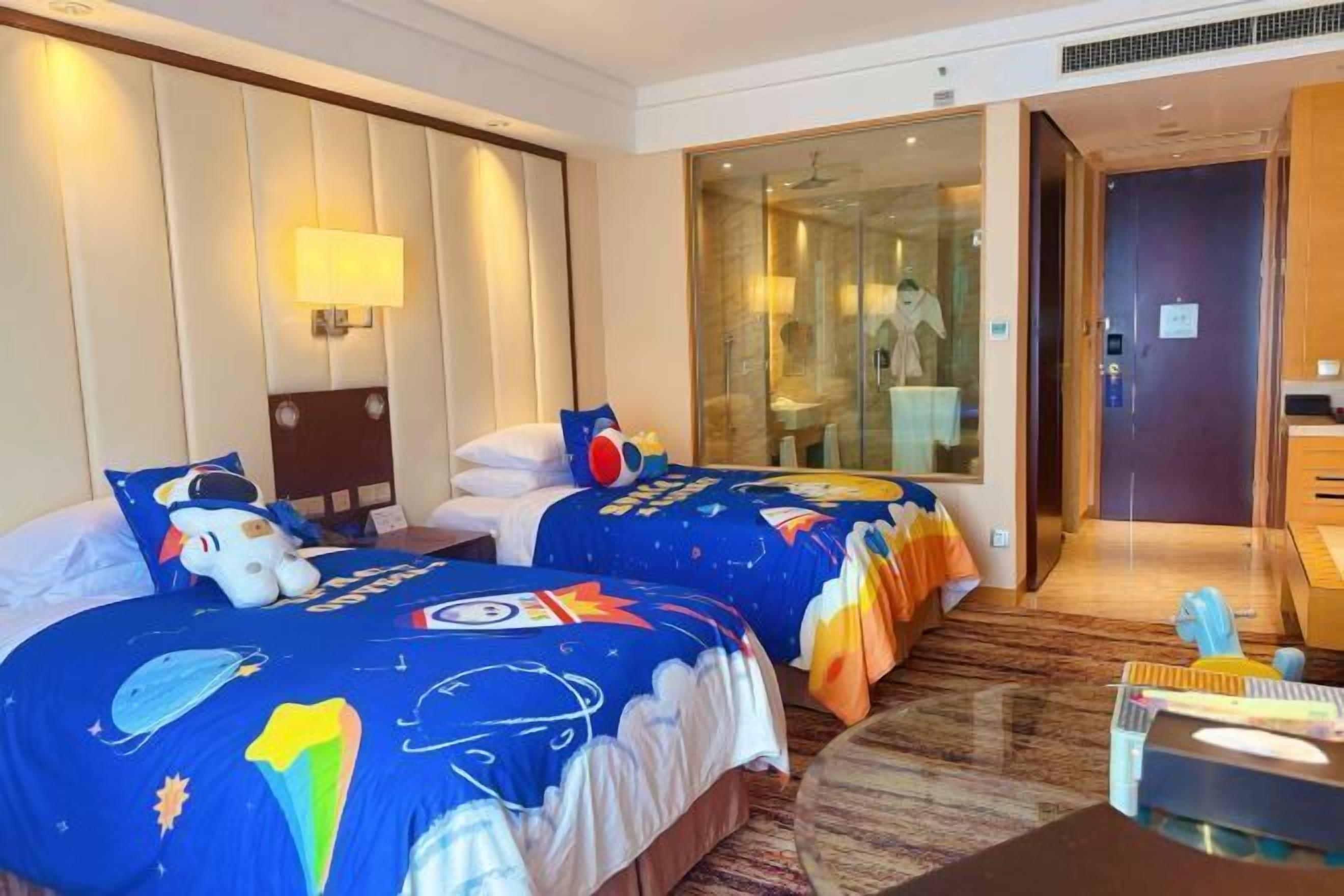 Premium bedding, in-room safe, desk, iron/ironing board