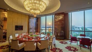 3 restaurants, spécialités Cuisine internationale