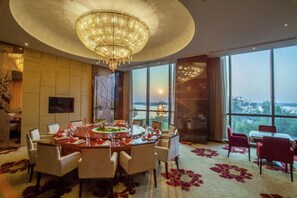 3 restaurants, breakfast, lunch, dinner served; international cuisine