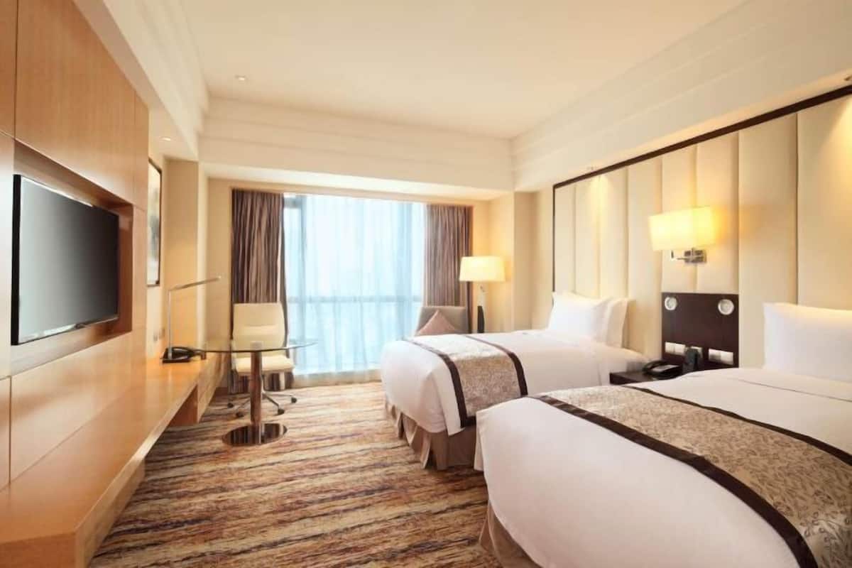 Premium bedding, in-room safe, desk, iron/ironing board