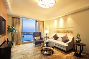 Deluxe One Bedroom Suite with Lounge and River View