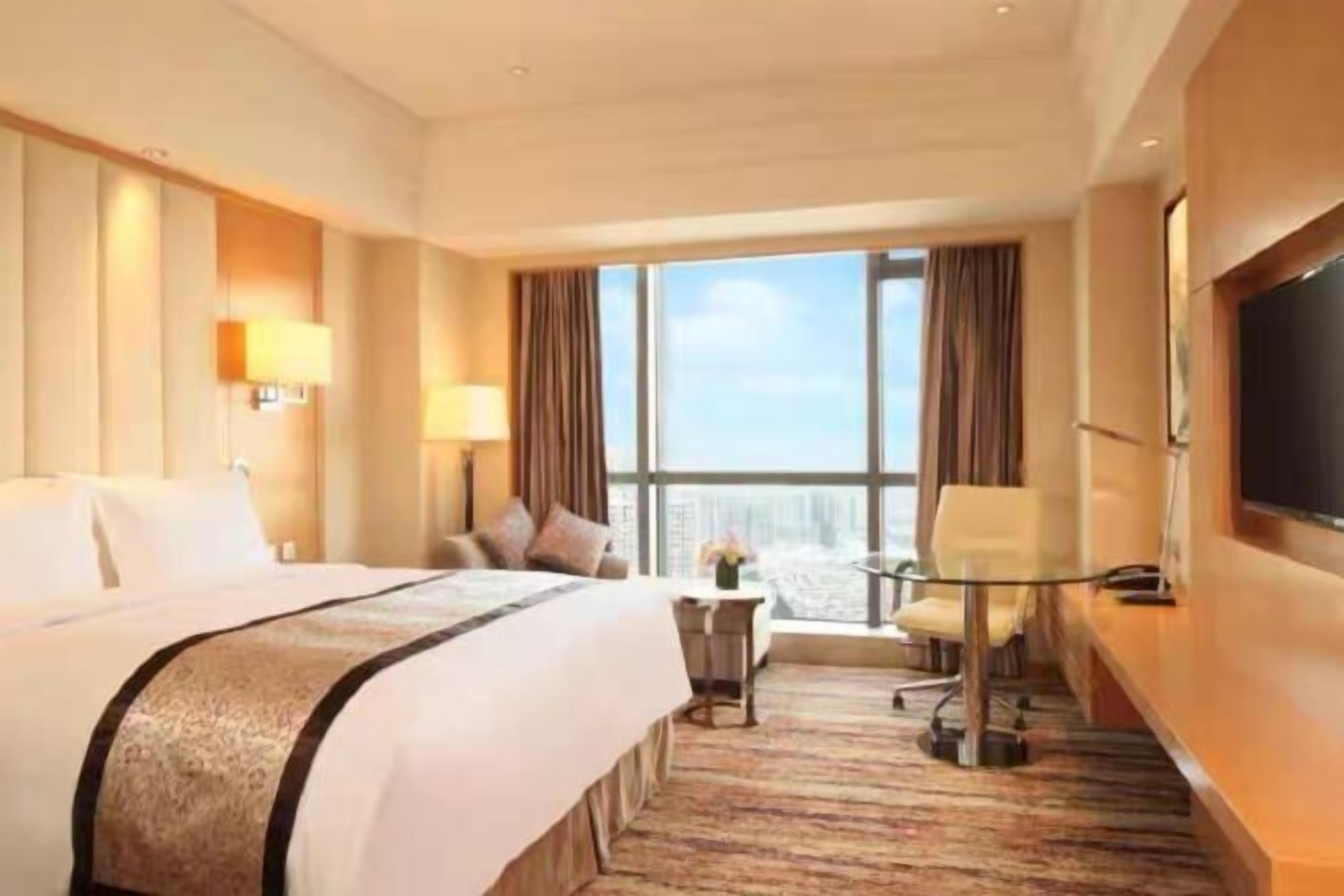 Premium bedding, in-room safe, desk, iron/ironing board