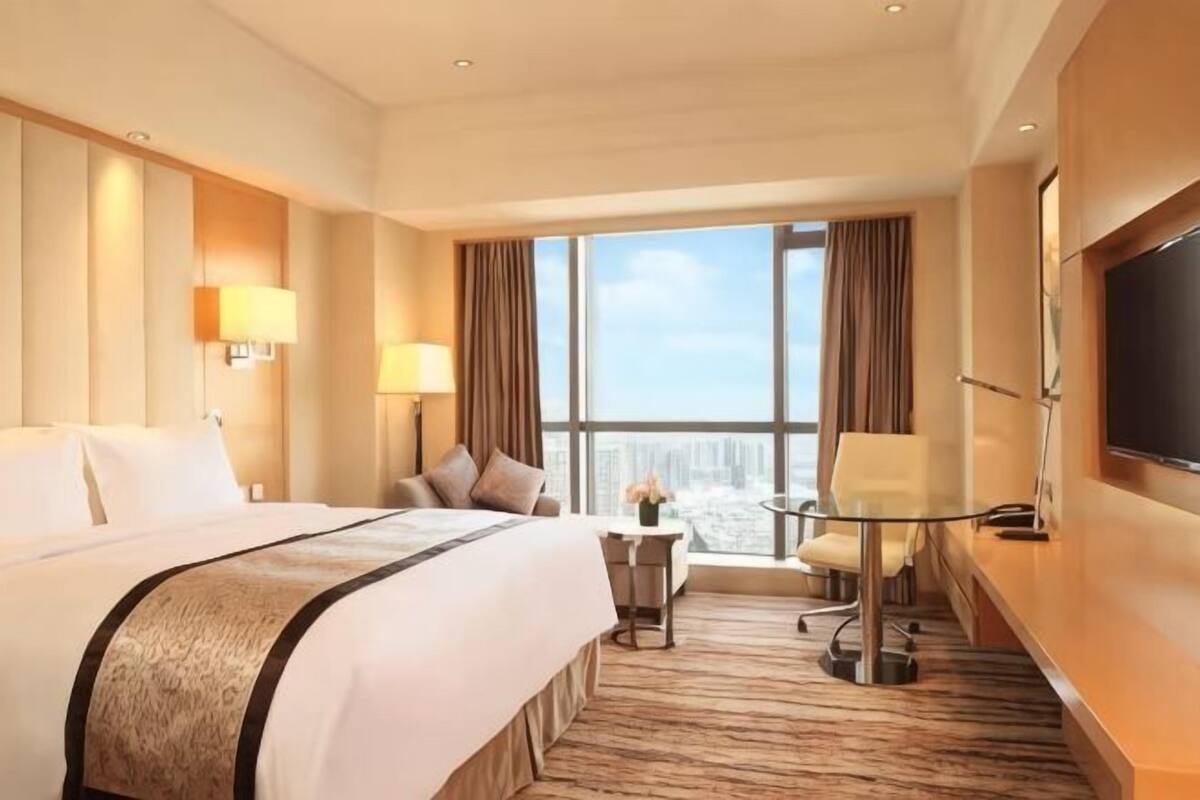 Premium bedding, in-room safe, desk, iron/ironing board