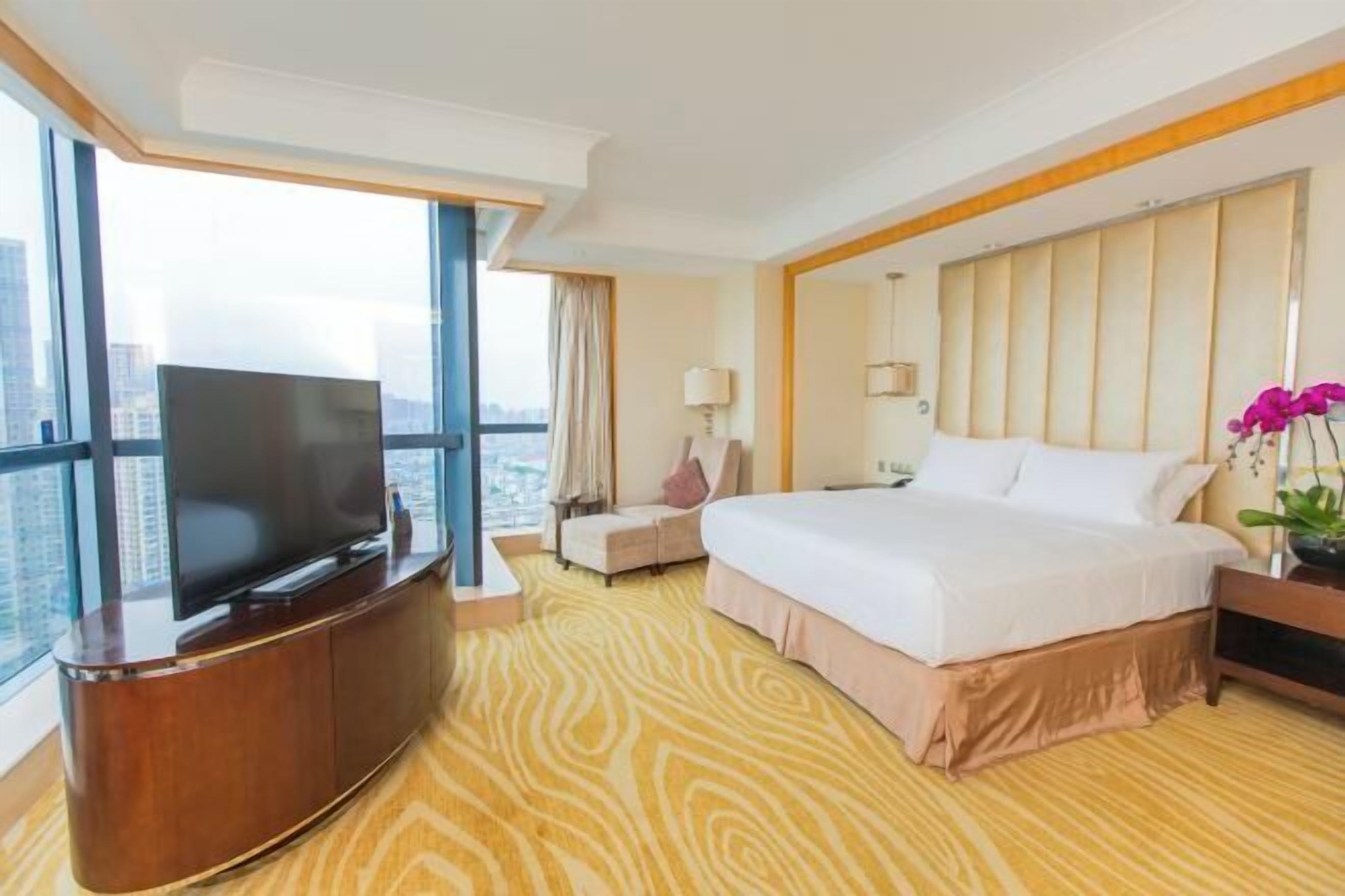 Ropa de cama de alta calidad y caja de seguridad en la habitación 