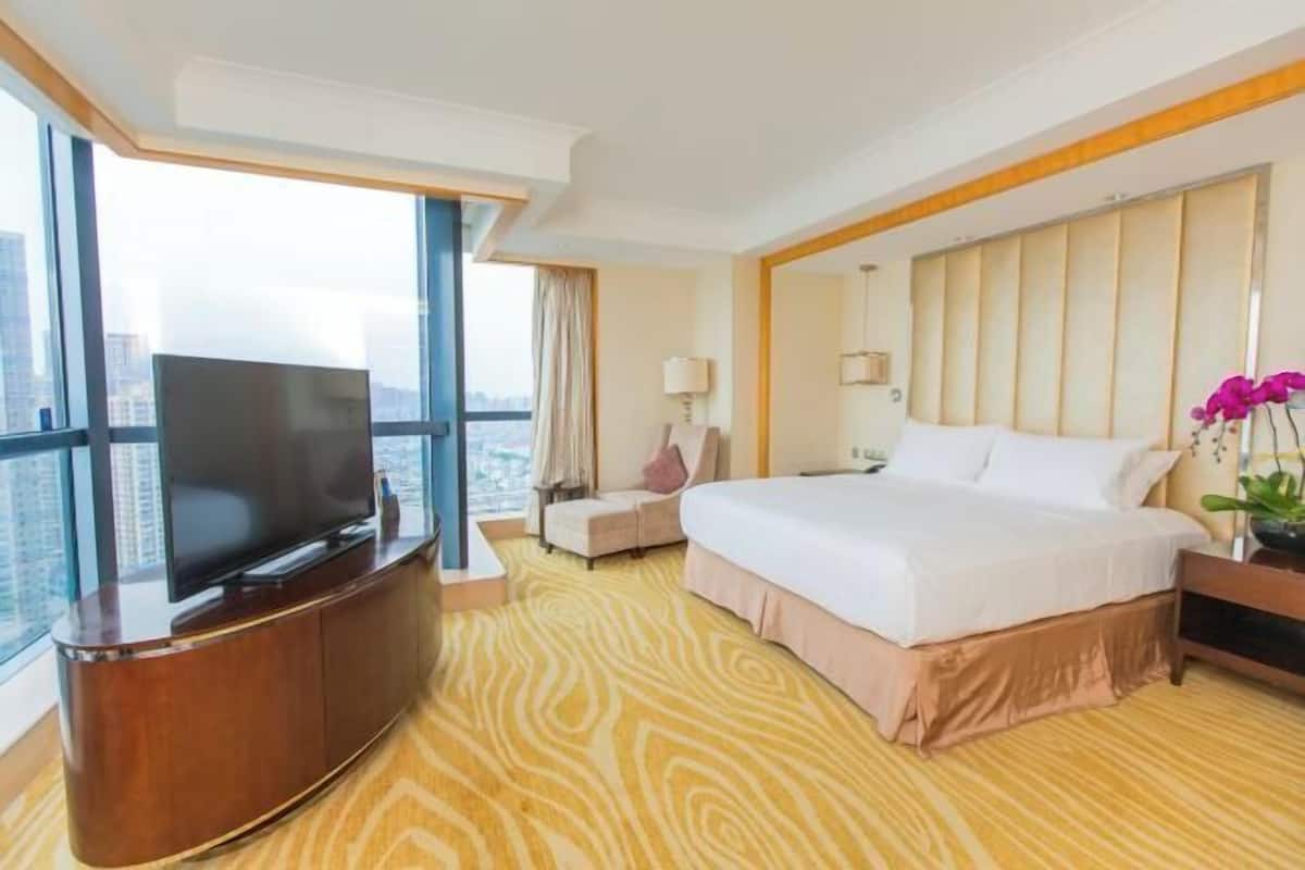 Ropa de cama de alta calidad y caja de seguridad en la habitación