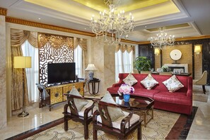 Presidential Suite with Expansive River View | Living area