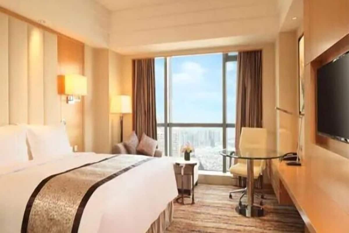 Premium bedding, in-room safe, desk, iron/ironing board
