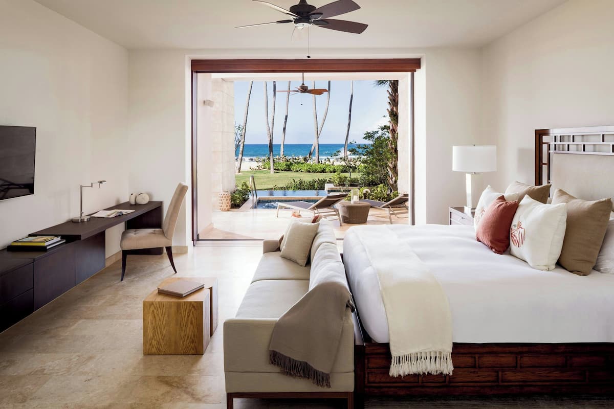 Room, 2 Bedrooms, Non Smoking, Oceanfront (Residence With Den) | Minibar, in-room safe, individually furnished, desk