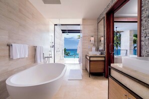 Minibar, caja de seguridad en la habitación y muebles diferentes 