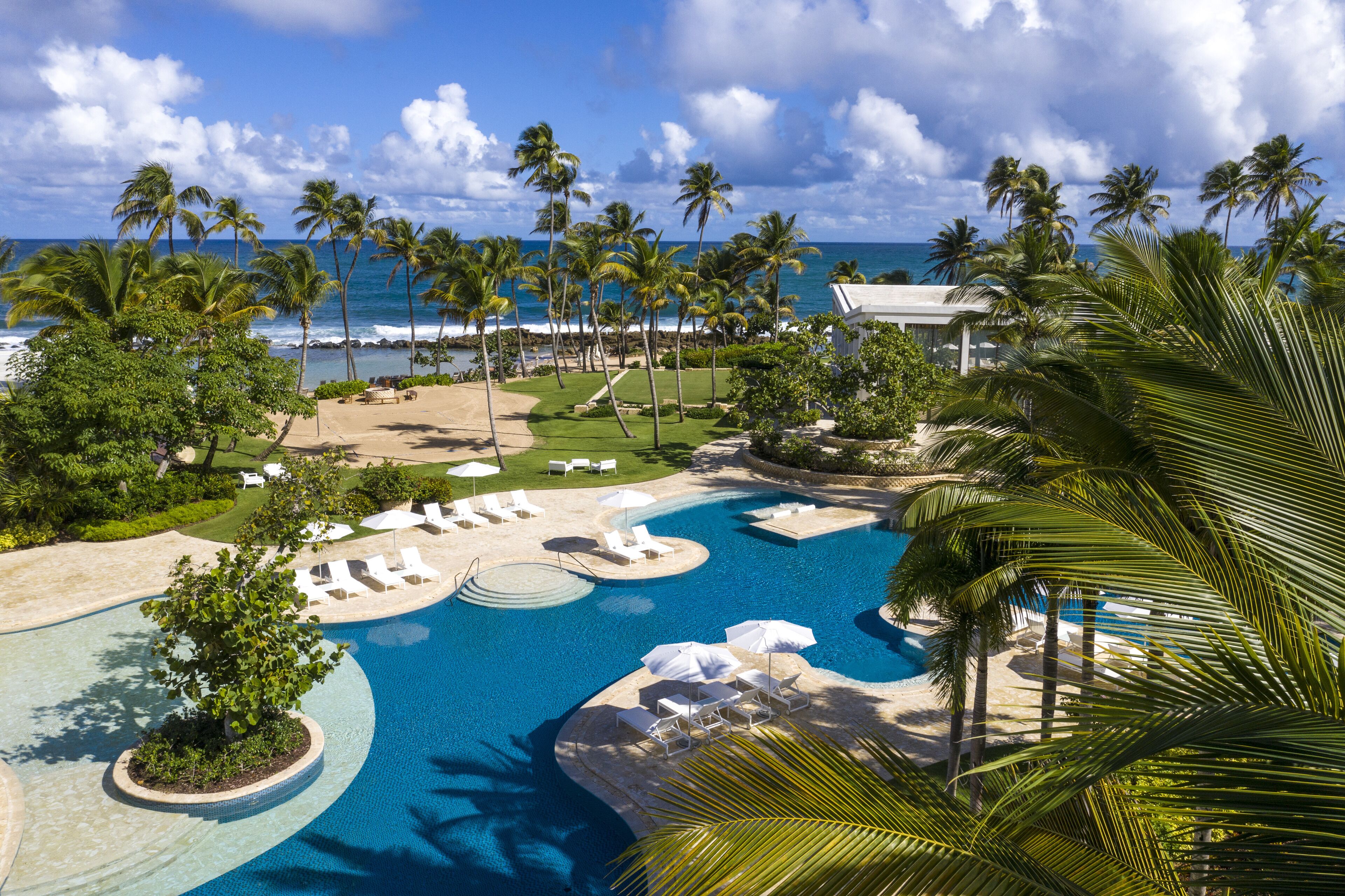 2 สระว่ายน้ำกลางแจ้ง, สระน้ำตก