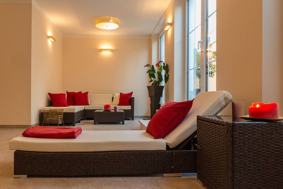 hot stone massages, 1 treatment room, massages