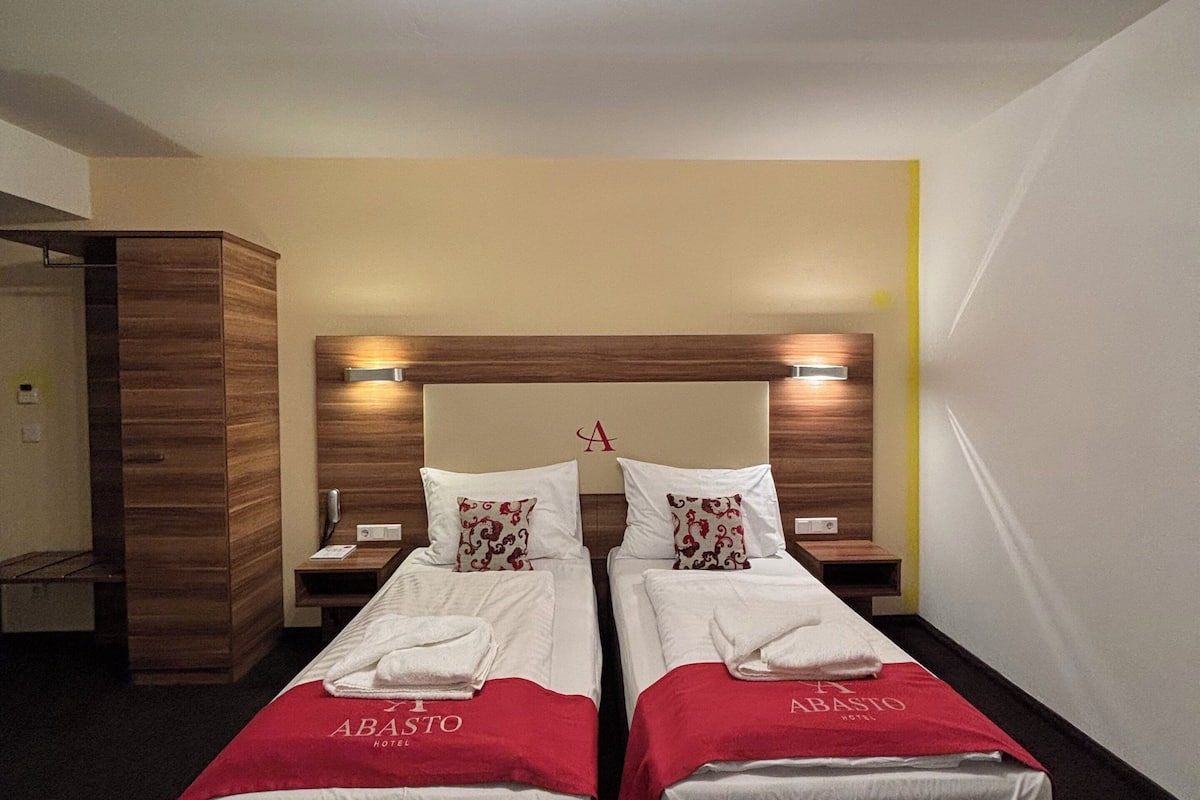 Quarto casal standard (Souterrain) | 1 quarto, roupas de cama antialƩrgicas, cofres nos quartos, escrivaninha