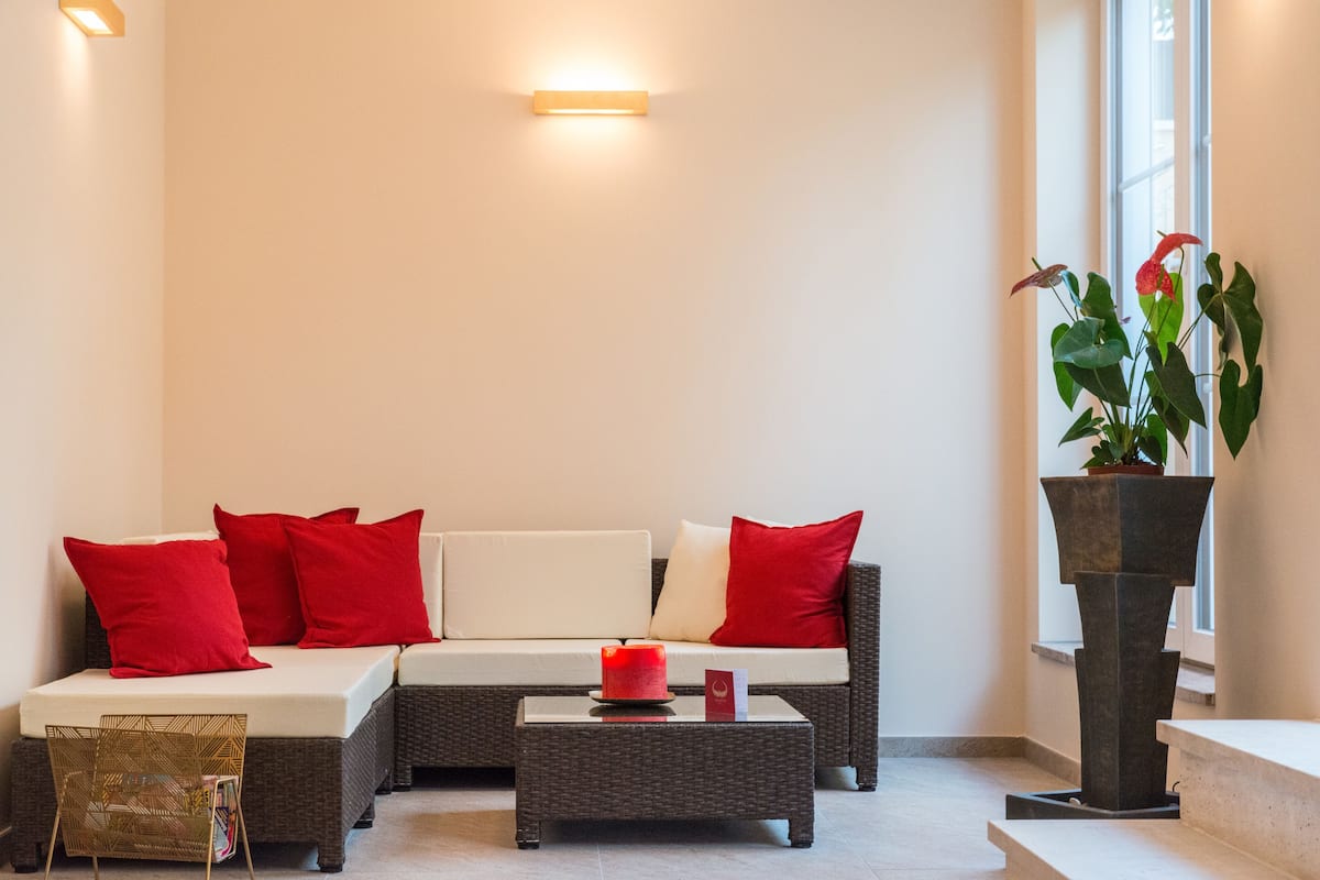 hot stone massages, 1 treatment room, massages