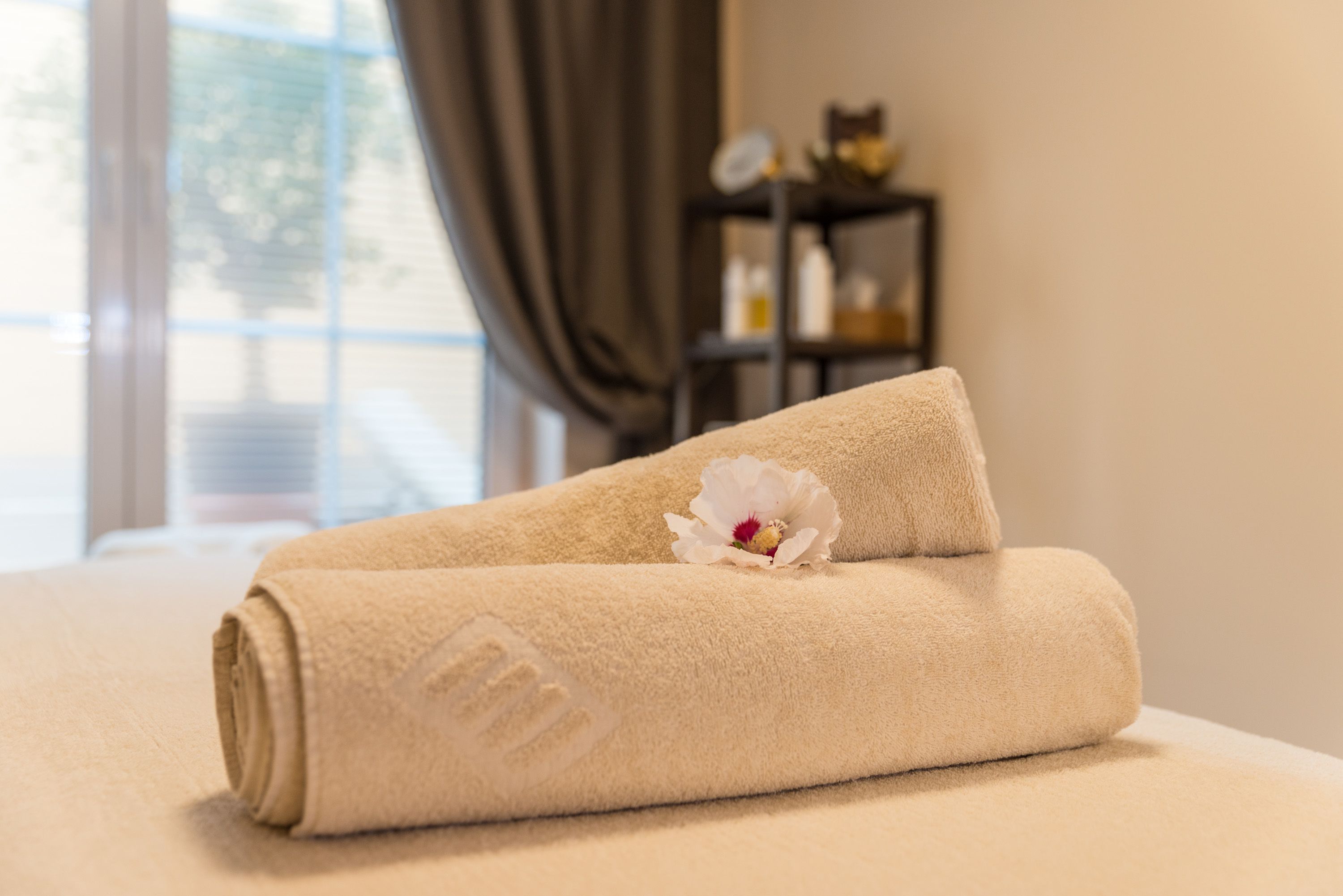 hot stone massages, 1 treatment room, massages