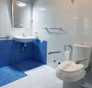 Standard Room, 2 Single Beds | Bathroom - Hotel Valença do Minho (Valenca)