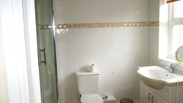 Cottage (Dairy) | Bathroom | Free toiletries, hair dryer
