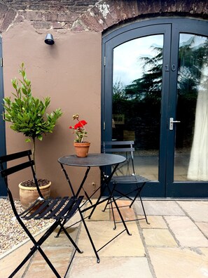 Chambre Double Supérieure, accessible aux personnes à mobilité réduite (Coach House) | Terrasse/Patio