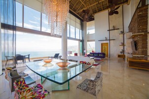 Ropa de cama de alta calidad, cubrecamas y minibar 