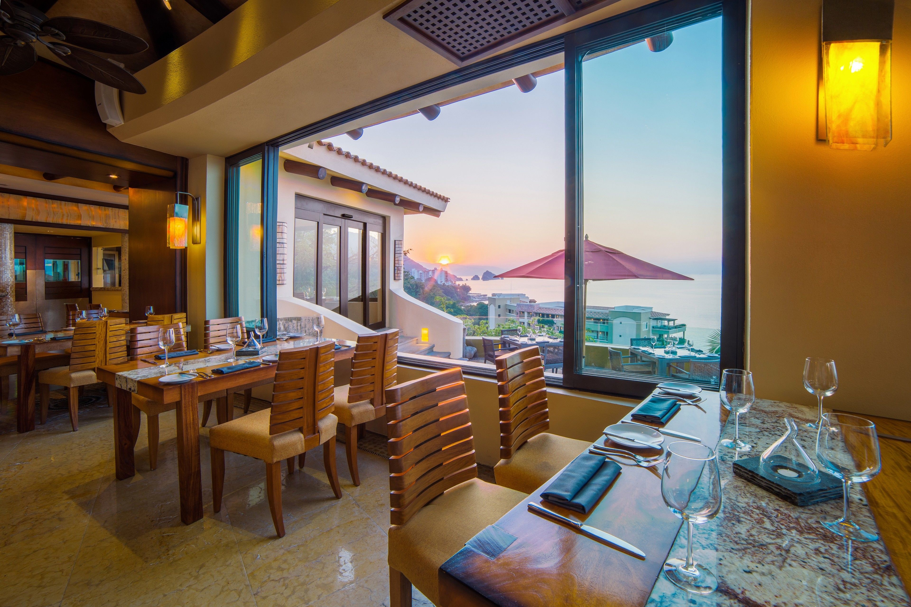 6 restaurantes; se sirven desayunos, comidas y cenas