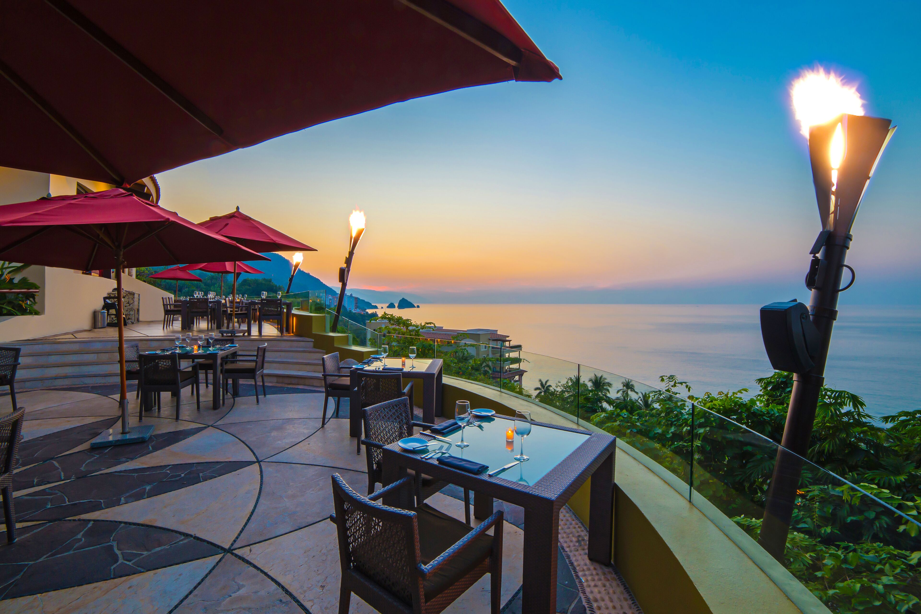 6 restaurants, breakfast, lunch, dinner served; international cuisine