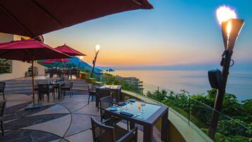 6 restaurants, breakfast, lunch, dinner served; international cuisine