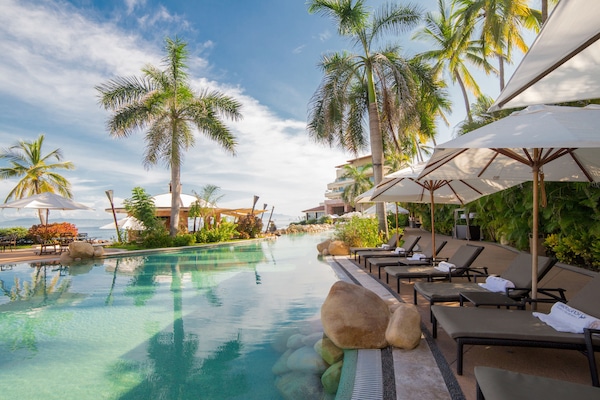 3 piscinas externas, guarda-sóis