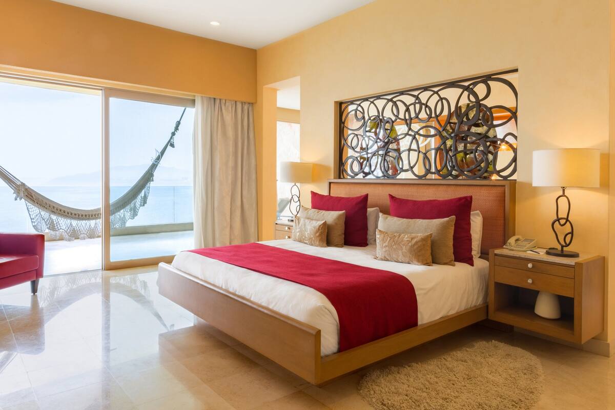 Premium bedding, down duvets, minibar, in-room safe