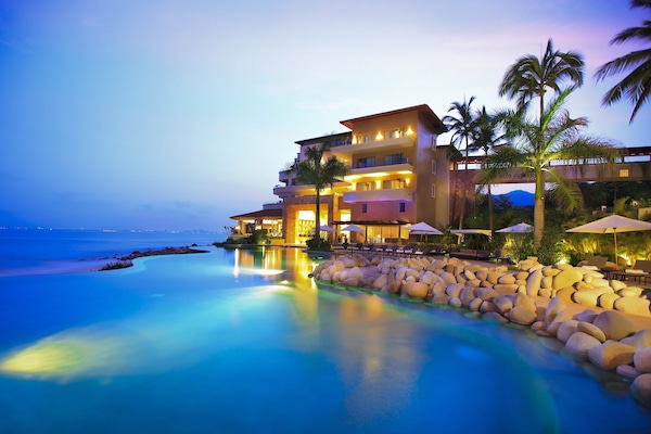 3 piscinas al aire libre, sombrillas