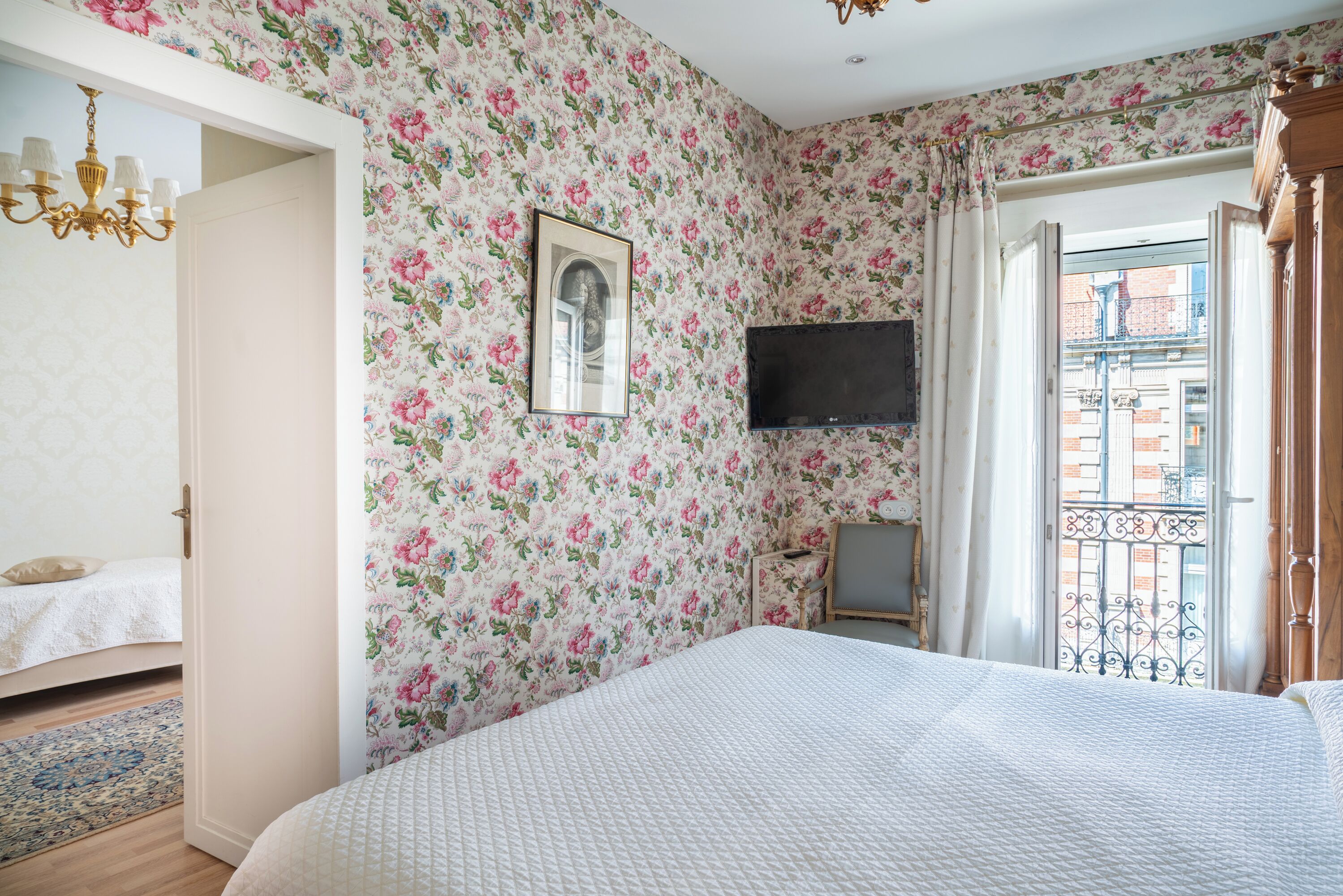 Habitación triple | Ropa de cama de alta calidad y caja de seguridad en la habitación 