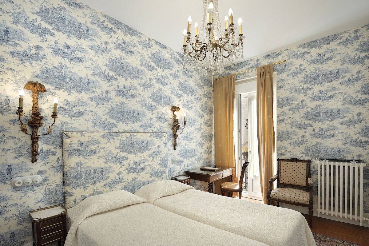 Classic-Doppel- oder -Zweibettzimmer | Hochwertige Bettwaren, Zimmersafe, Schreibtisch, schallisolierte Zimmer