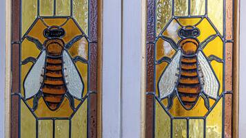 Una vidriera con un diseño de abeja.