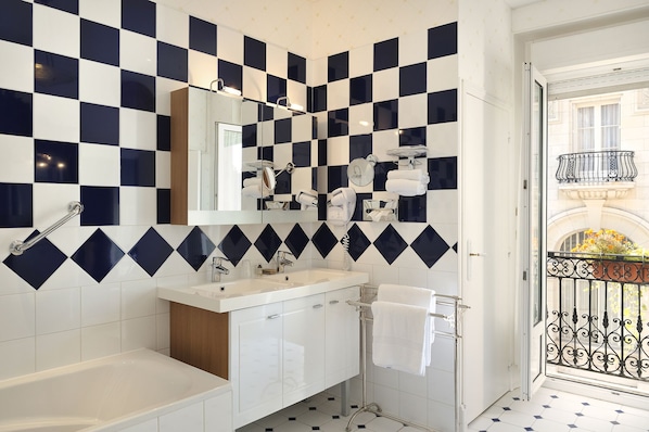 Superior-Doppel- oder -Zweibettzimmer | Badezimmer | Kostenlose Toilettenartikel, Haartrockner, HandtĂŒcher