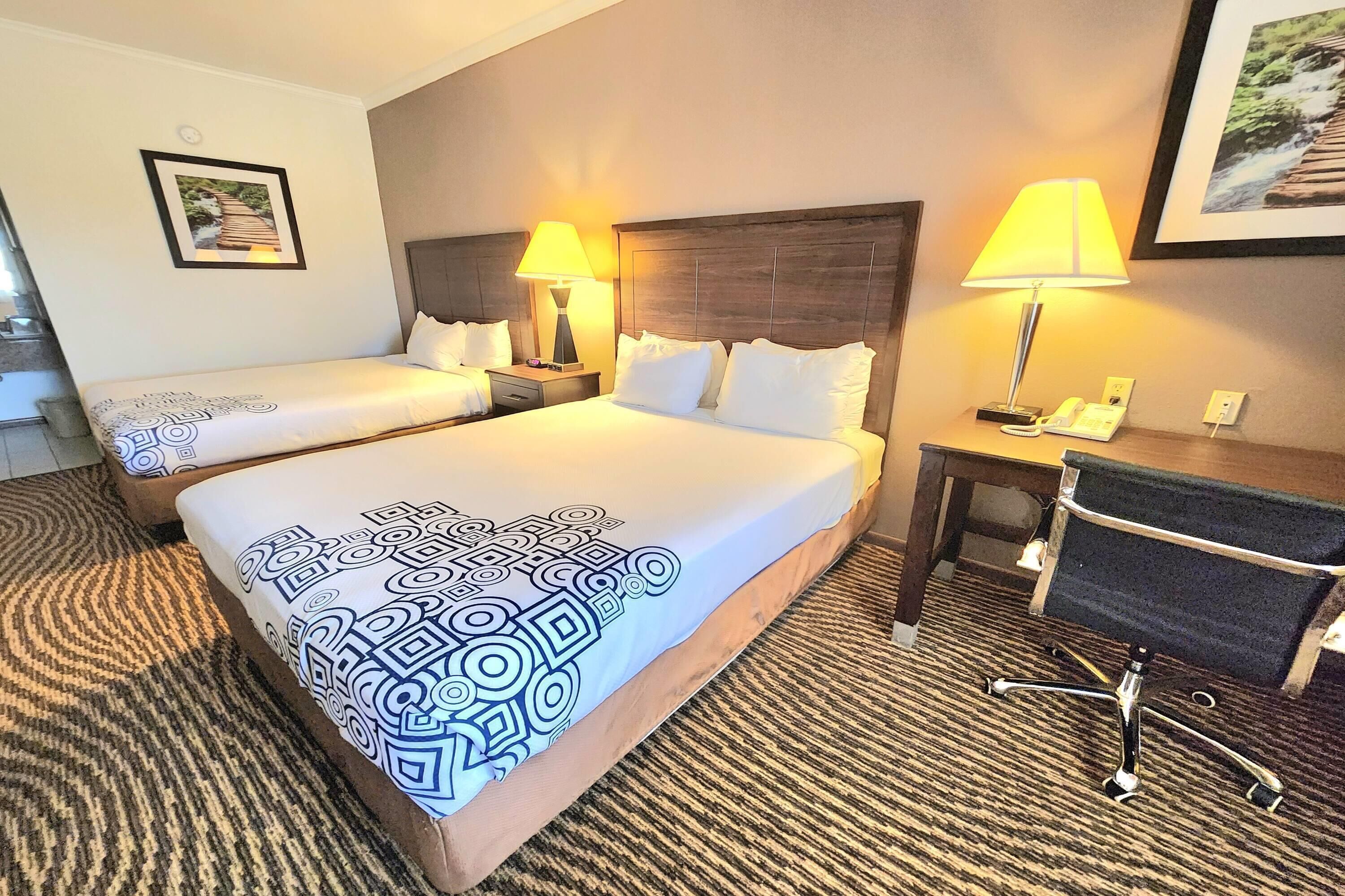 Oda, 2 Büyük (Queen) Boy Yatak, Sigara İçilmez | Kaliteli yatak takımı, odada kasa, masa 