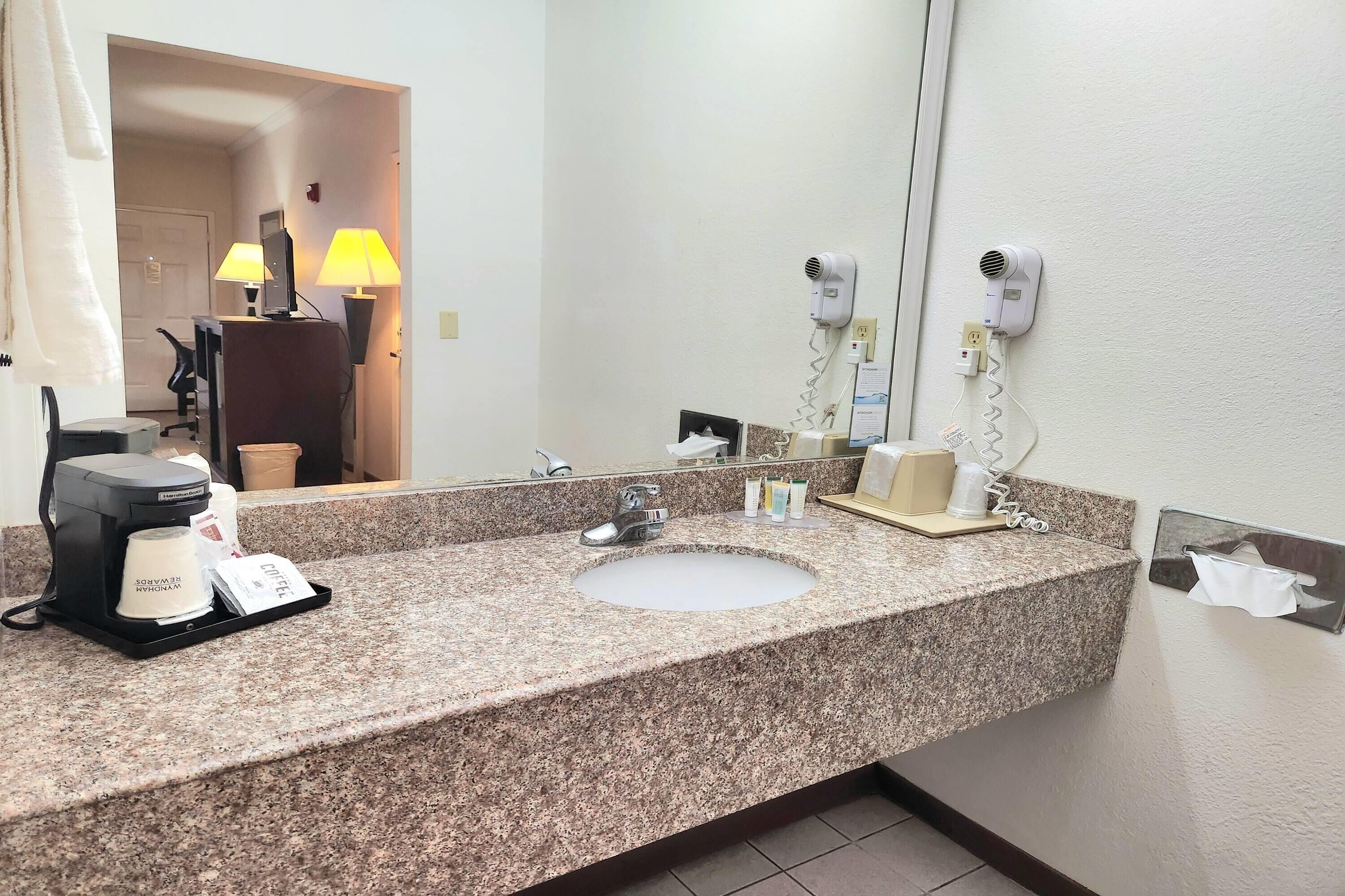 Combined shower/tub, free toiletries, hair dryer, towels