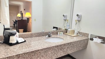 Combined shower/tub, free toiletries, hair dryer, towels