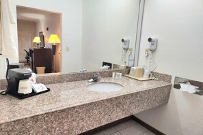 Combined shower/bathtub, free toiletries, hair dryer, towels