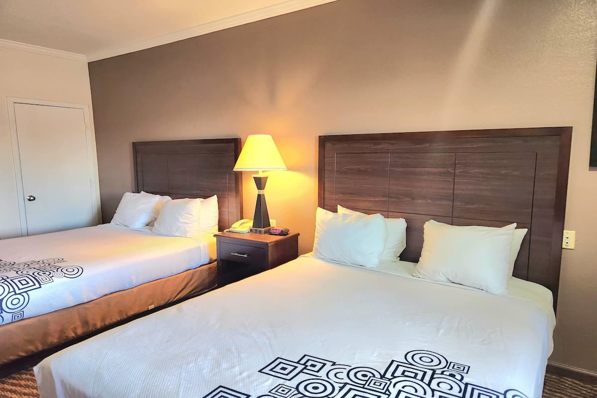 Ropa de cama de alta calidad y caja de seguridad en la habitación